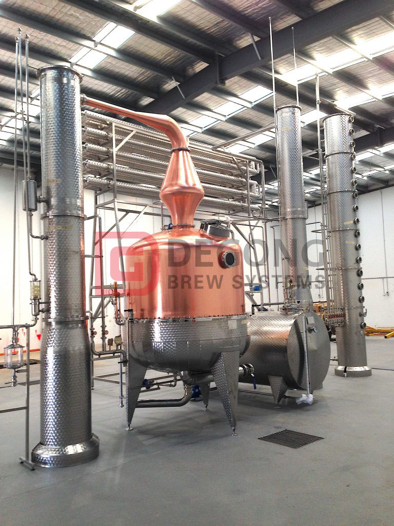 VodkaLight, в Гейтно, Квебек, Канада, имеет 2-литровый горшок DEGONG объемом 2000 литров, а также Distillery Mash Tun с футляром для сбора песка, ферментации, смешивания и хранения.